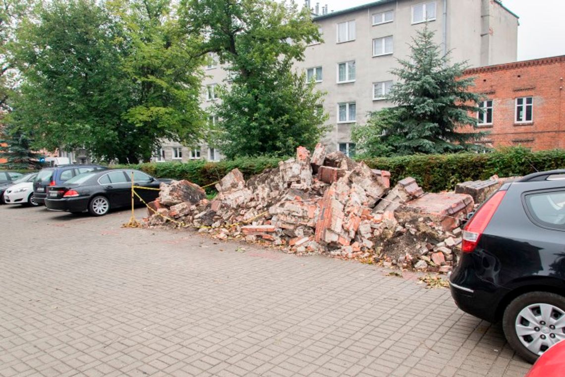 Gruz blokuje miejsca na parkingu