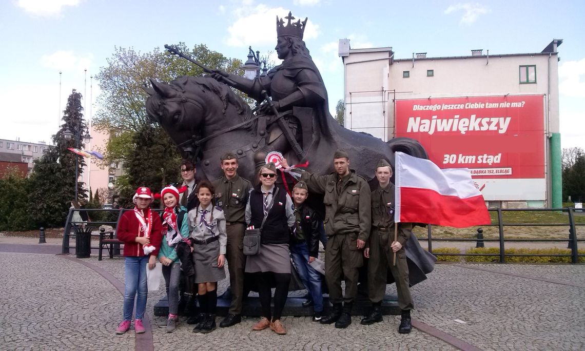 Harcerska akcja z biało-czerwoną flagą