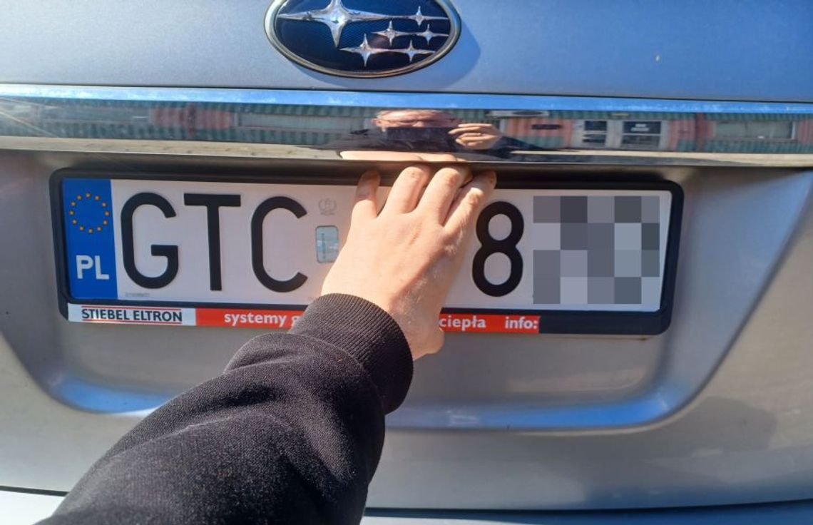 Jawnie zrywał tablice rejestracyjne z aut. Nie reagował na nawoływania do przestania Jawnie zrywał tablice rejestracyjne z aut. Nie reagował na nawoływania do przestania