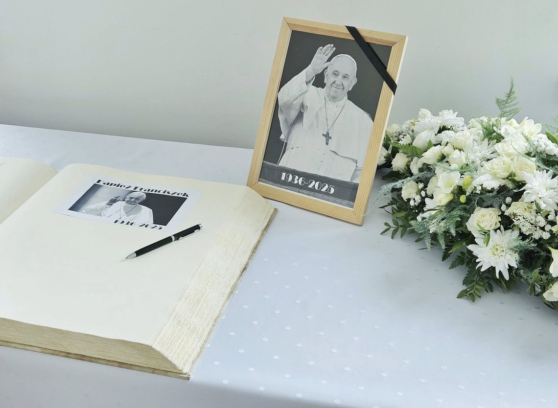 Księga kondolencyjna poświęcona pamięci papieża Franciszka