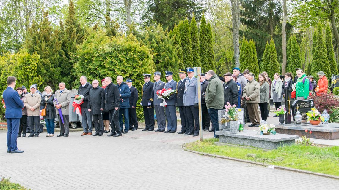 Kwiaty i wieńce w miejscach pamięci