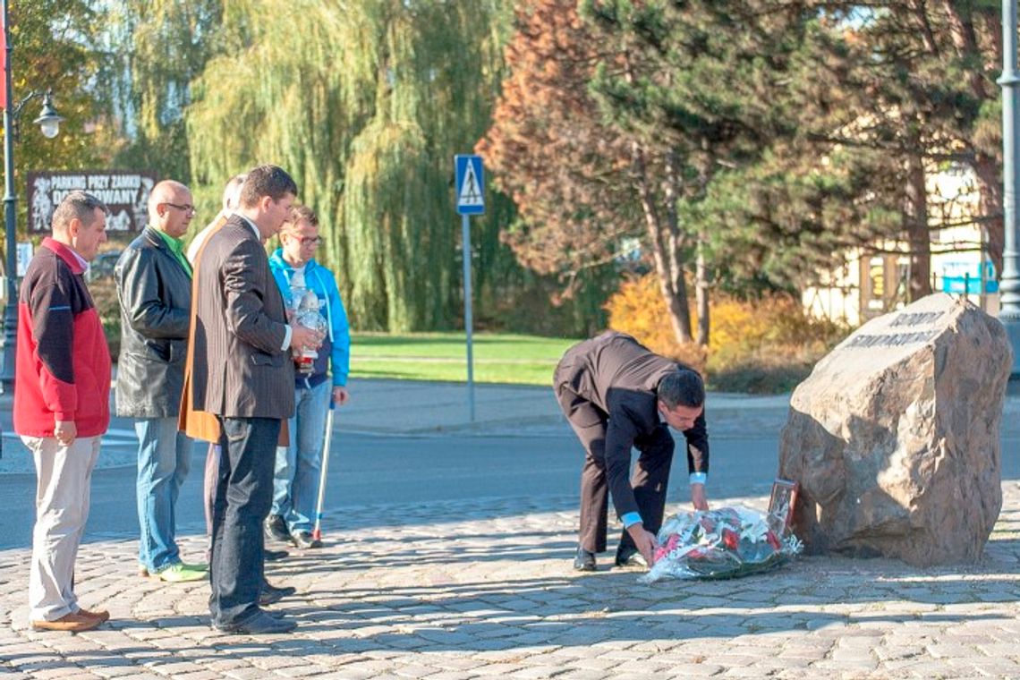 Kwiaty na rondzie Solidarności