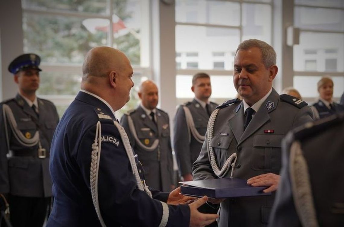 MALBORK – UROCZYSTE POŻEGNANIE I ZASTĘPCY KOMENDANTA POWIATOWEGO POLICJI W MALBORKU ORAZ KOMENDANTA KOMISARIATU POLICJI W NOWYM STAWIE MALBORK – UROCZYSTE POŻEGNANIE I ZASTĘPCY KOMENDANTA POWIATOWEGO POLICJI W MALBORKU ORAZ KOMENDANTA KOMISARIATU POLICJI W NOWYM STAWIE