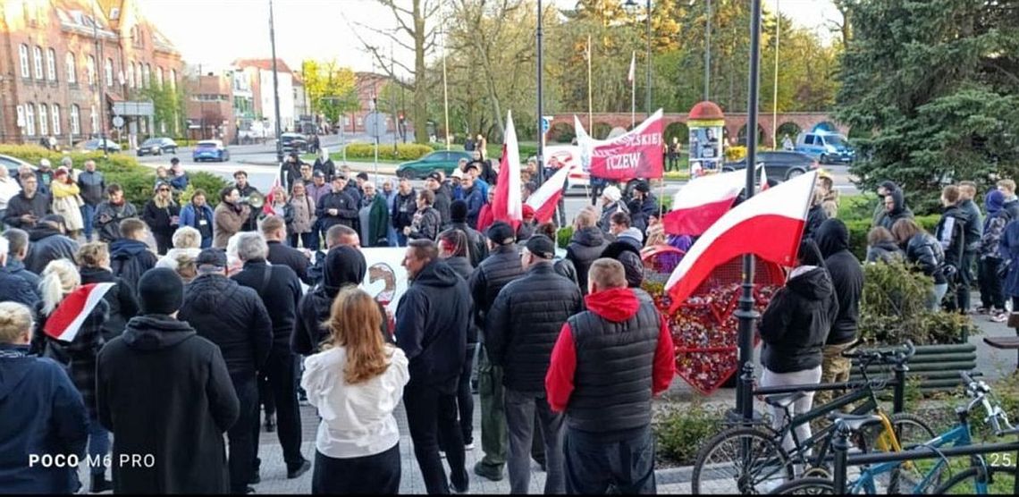 Manifestacja pod tczewskim ratuszem. Nie dla polityki migracyjnej UE Manifestacja pod tczewskim ratuszem. Nie dla polityki migracyjnej UE