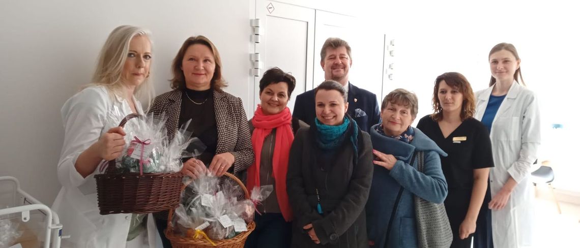 Miłośnicy szydełkowania z prezentami odwiedzili malborską porodówkę