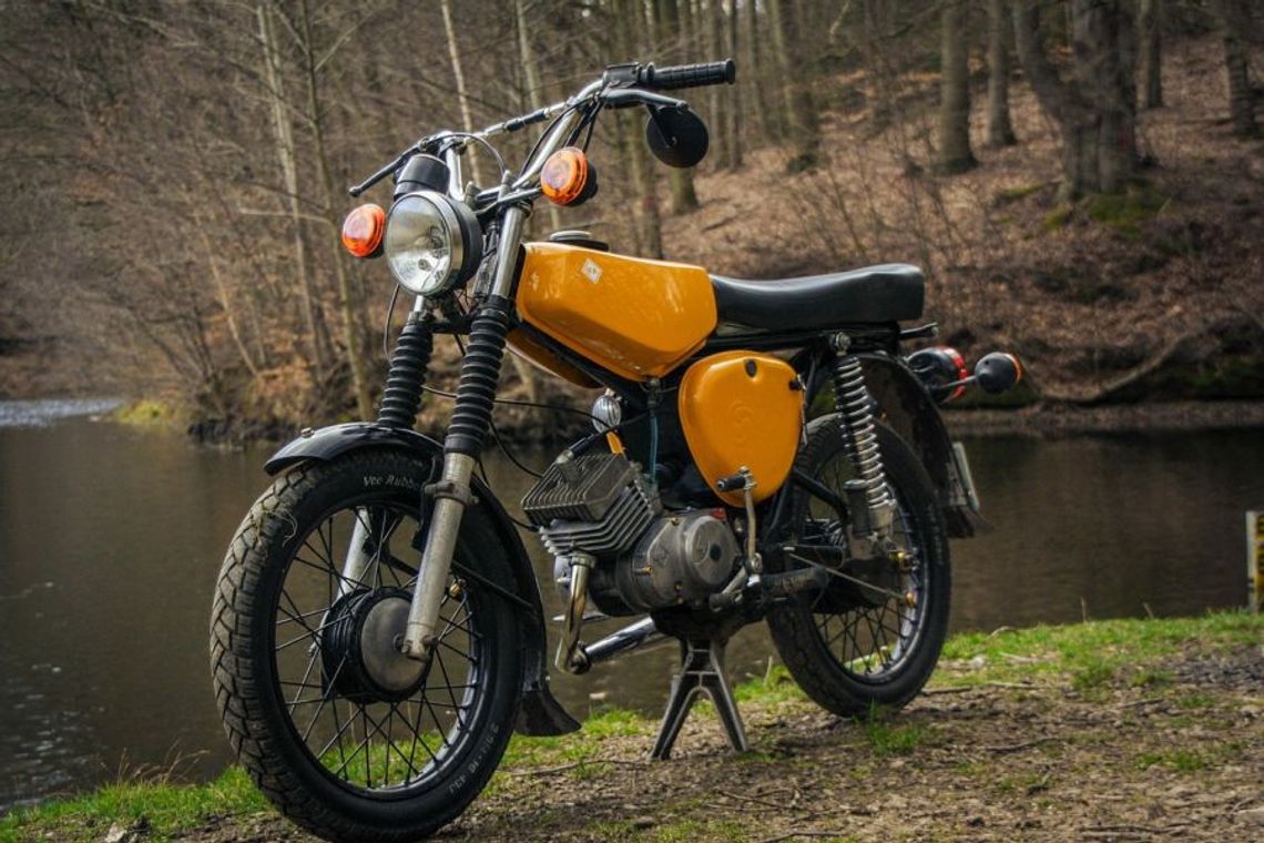 Motorowerzysta spowodował wypadek na przejeździe kolejowym. Jechał na procentach