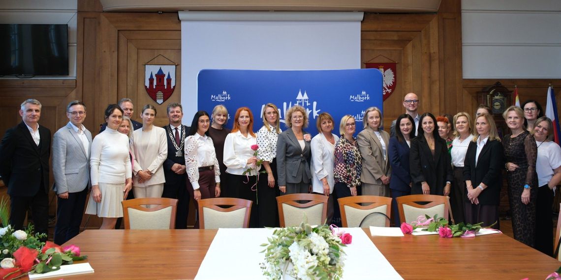 Nagrody Burmistrza dla wyróżnionych dyrektorów i nauczycieli