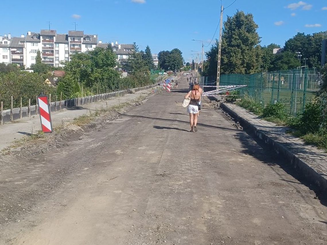 Okolice stacji kolejowej zmieniają oblicze. Zamknięte dojścia i kłopotliwe objazdy, a podróżni w błocie i piasku