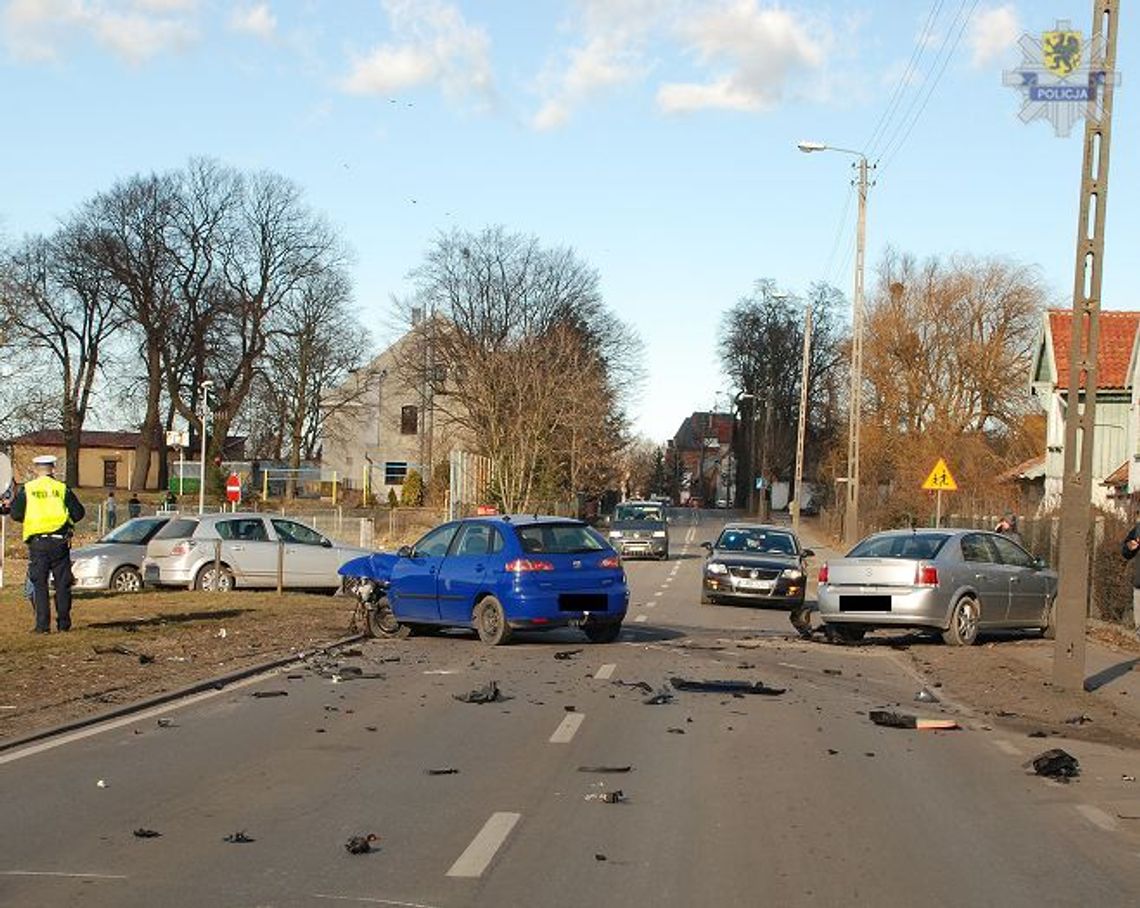 Pięć osób rannych po zderzeniu trzech samochodów