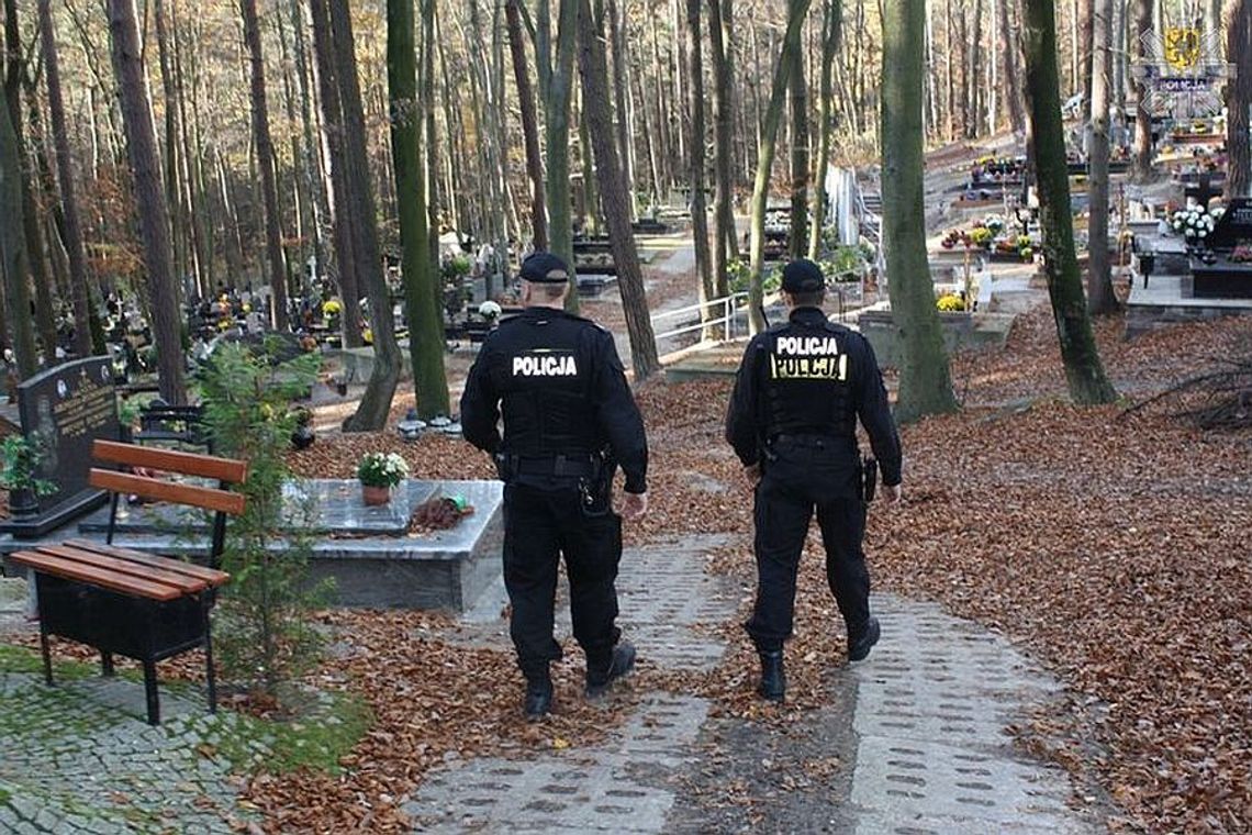 Policja ostrzega przed Dniem Wszystkich Świętych: śliskie drogi i kieszonkowcy w rejonie cmentarzy