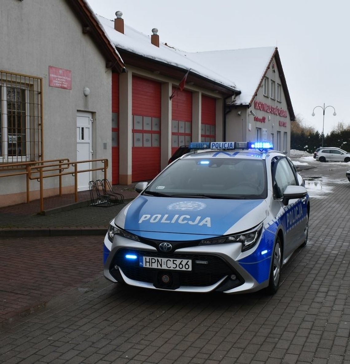 Policja w Nowym Stawie otrzymała nowa hybrydową Toyotę