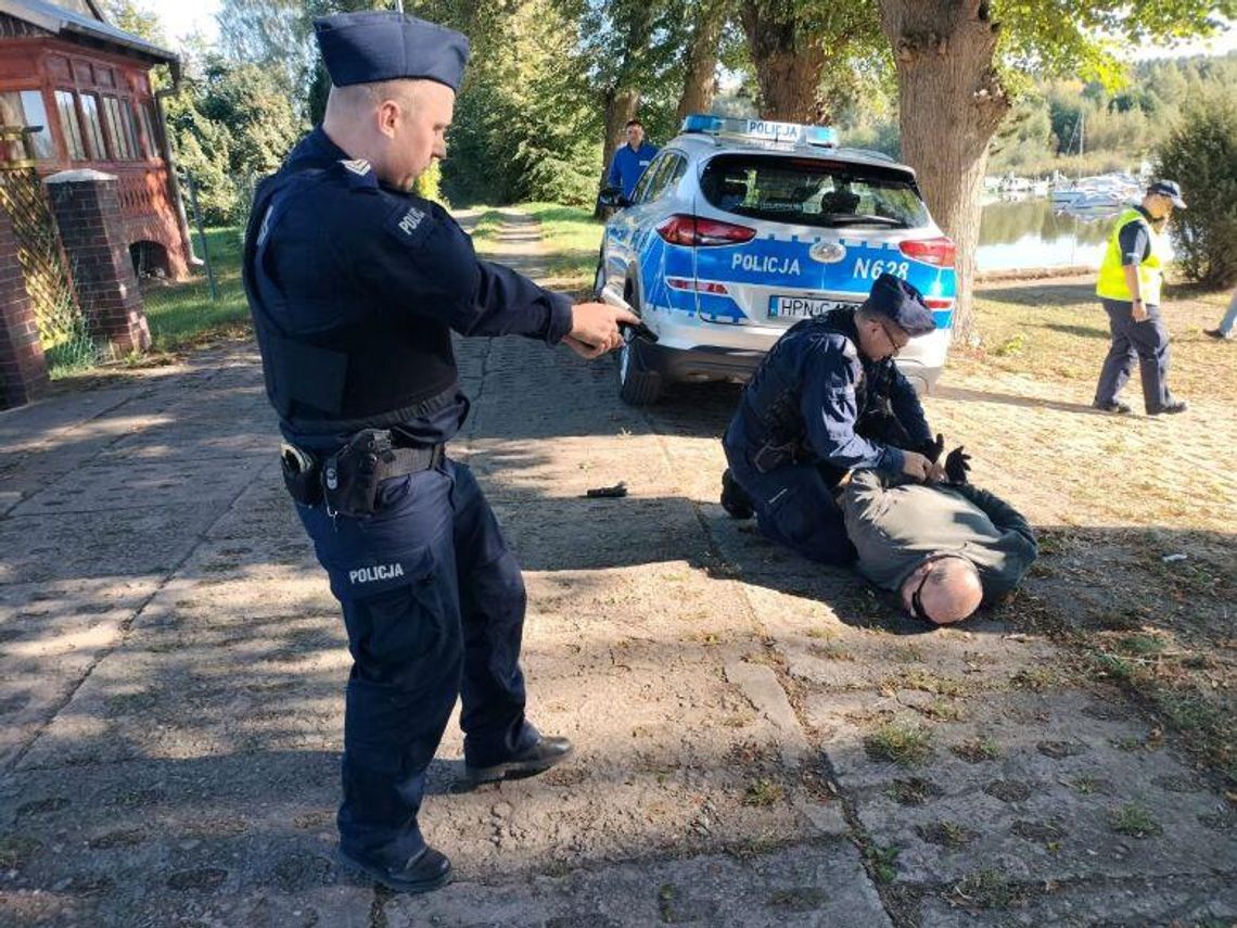 Policjanci ćwiczyli reagowanie na próbę wysadzenia śluzy z wziętym zakładnikiem! Policjanci ćwiczyli reagowanie na próbę wysadzenia śluzy z wziętym zakładnikiem!