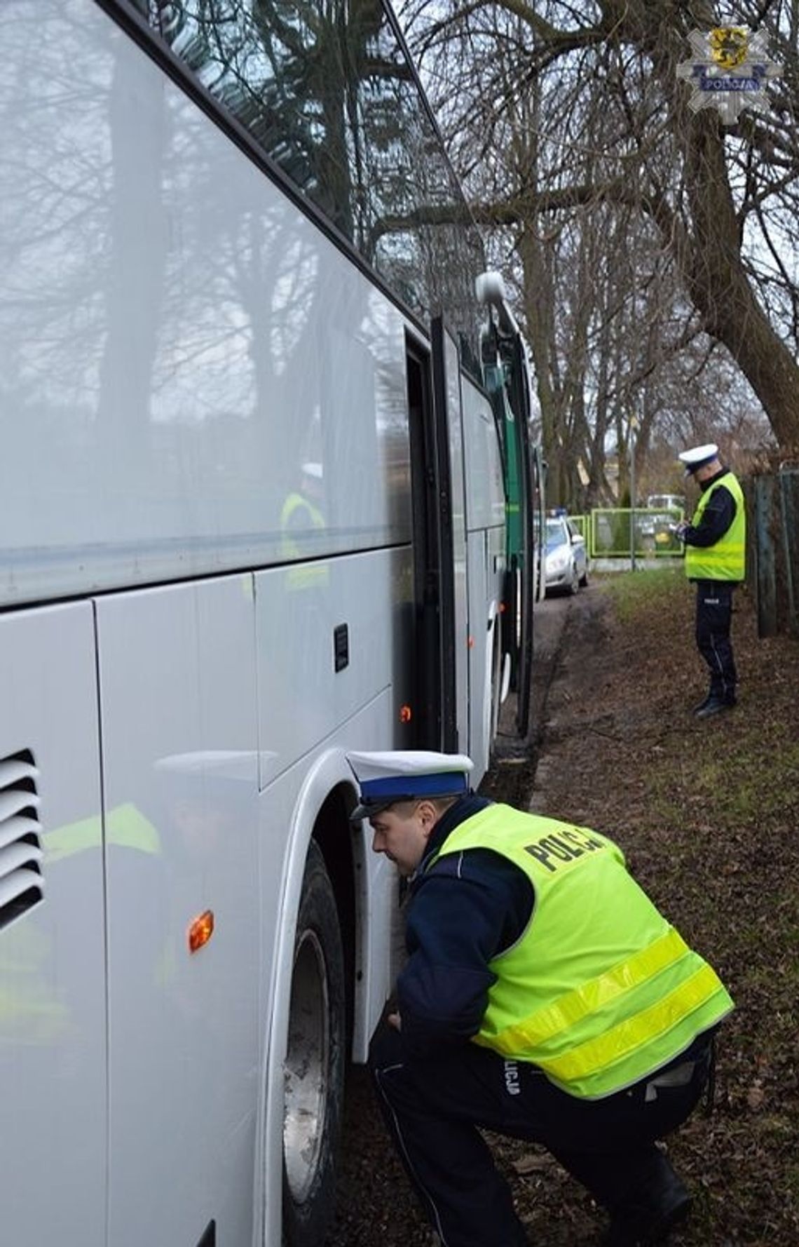 Policjanci kontrolują autokary