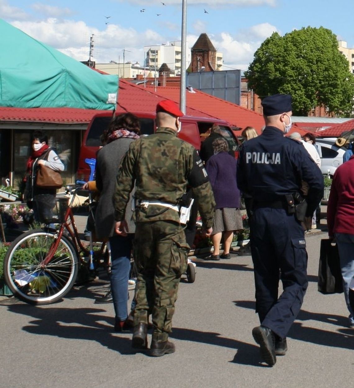 Policjanci kontrolują działanie malborskiego targowiska