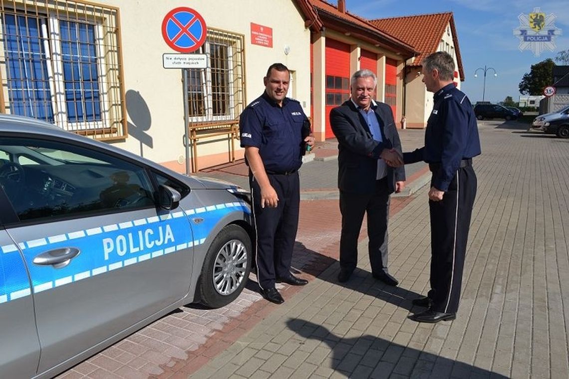 Policjanci z Nowego Stawu z nowym radiowozem