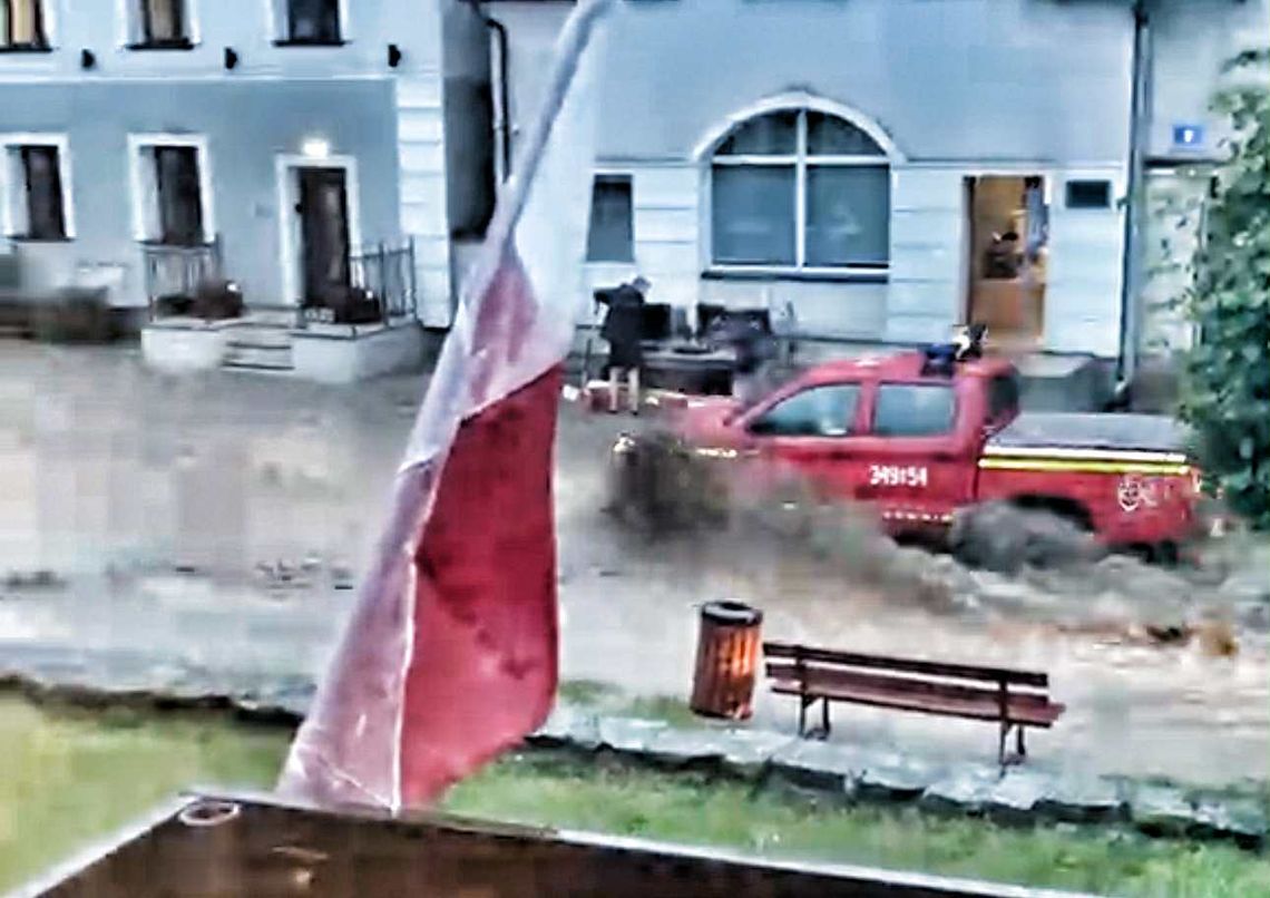 Powódź w powiecie elbląskim. Zalane ulice, piwnice i domy – mieszkańcy walczyli z żywiołem Powódź w powiecie elbląskim. Zalane ulice, piwnice i domy – mieszkańcy walczyli z żywiołem