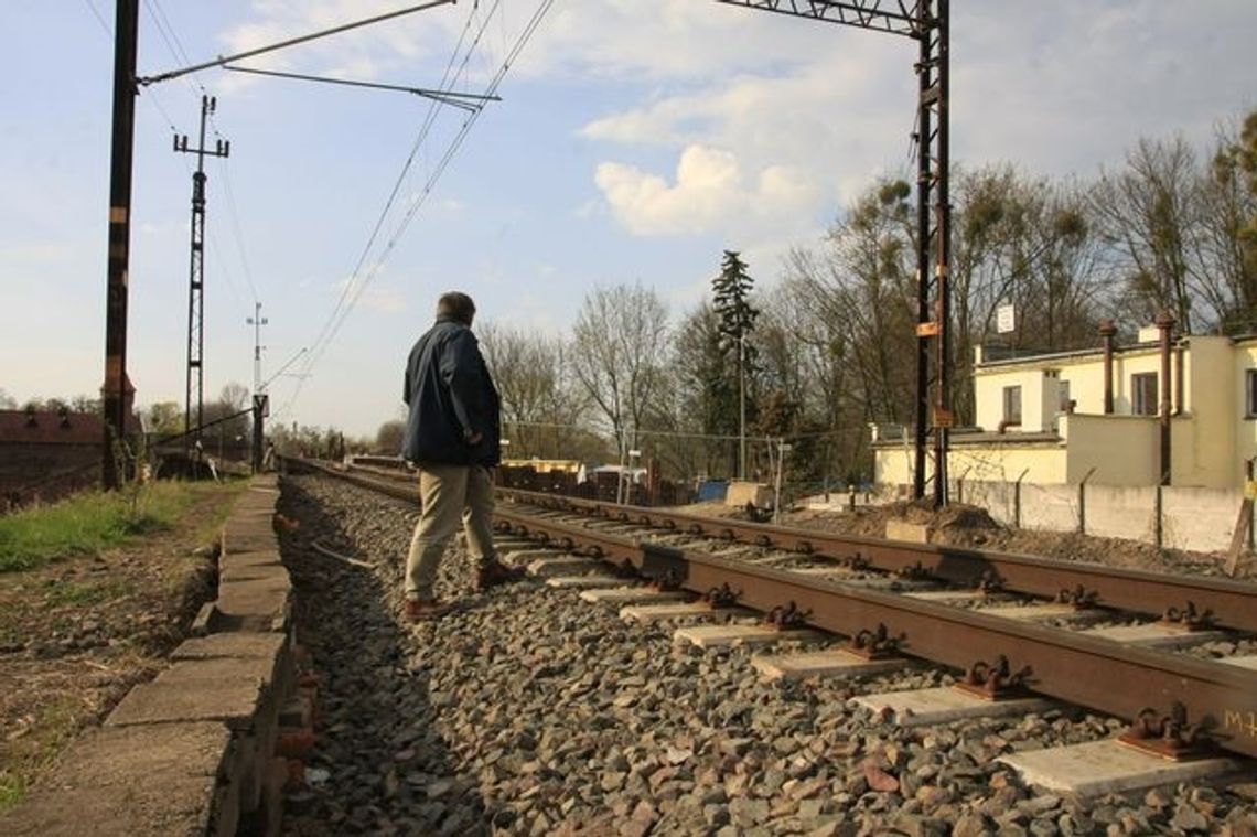 Przez tory na działkę. Bliżej, ale czy bezpieczniej?