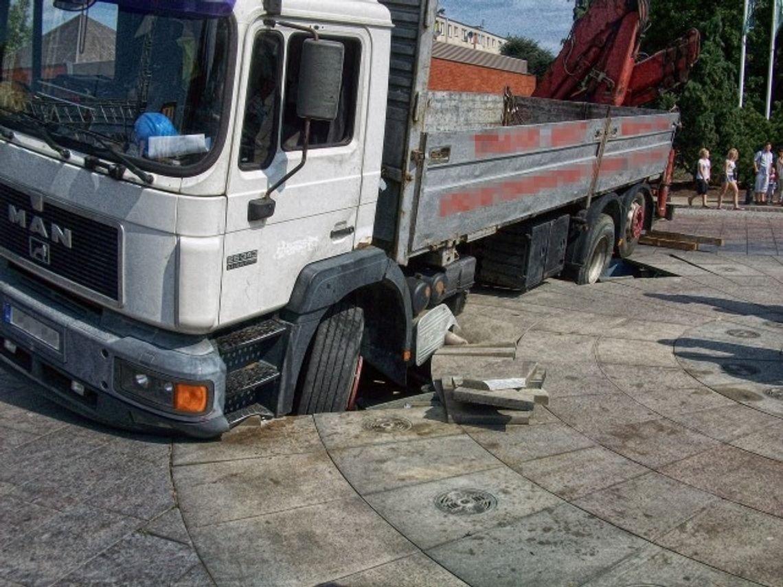 Samochód znów zniszczył miejską fontannę!