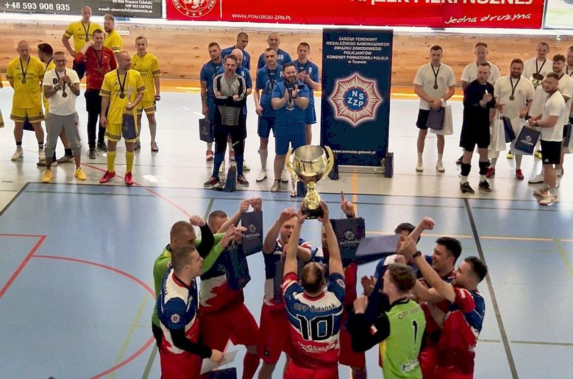 Policjanci rozegrali turniej charytatywny w Cedrach Wielkich. Marcina Walkiewicz z komendy w Sztumie - najlepszym bramkarzem Policjanci rozegrali turniej charytatywny w Cedrach Wielkich. Marcina Walkiewicz z komendy w Sztumie - najlepszym bramkarzem