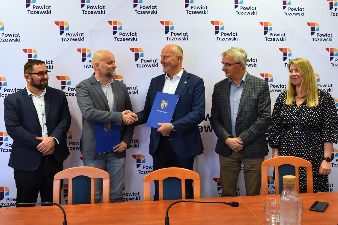 Starosta tczewski podpisał dziś umowę z firma AXIAL Starosta tczewski podpisał dziś umowę z firma AXIAL