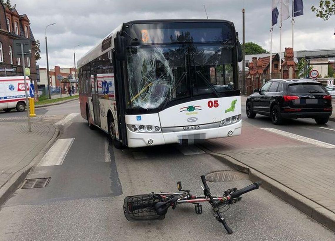 Starszy mężczyzna pod kołami autobusu. BYŁ POD WPŁYWEM ALKOHOLU !! Starszy mężczyzna pod kołami autobusu. BYŁ POD WPŁYWEM ALKOHOLU !!