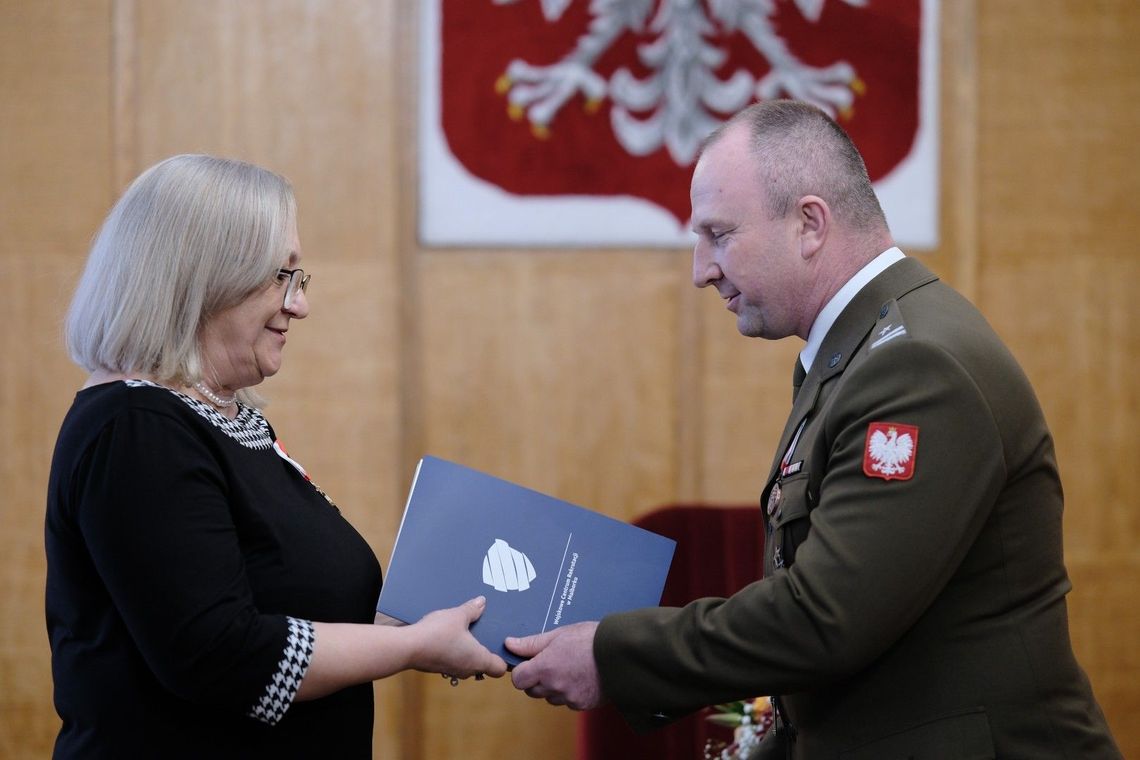 Trzech synów w mundurze - Pani Bożena uhonorowana złotym medalem MON