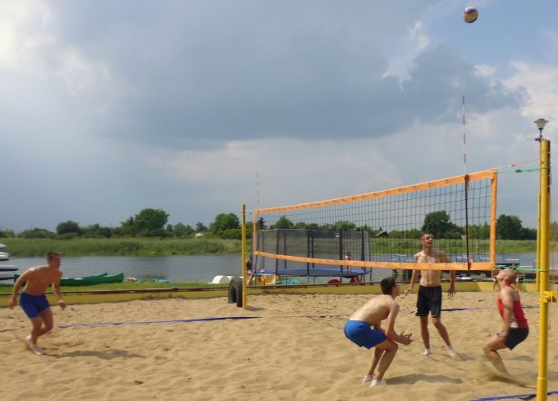 Trzecie spotkanie pod siatką na plaży