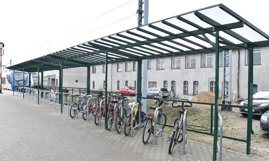 Wiaty rowerowe na peronie w Malborku. Tu bezpiecznie można zostawić jednoślad