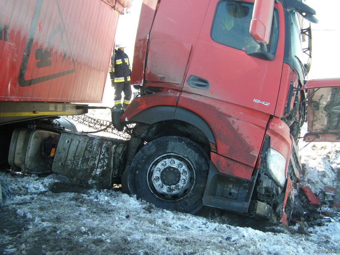 Wypadek w Dębinie. Ciężarówka w rowie