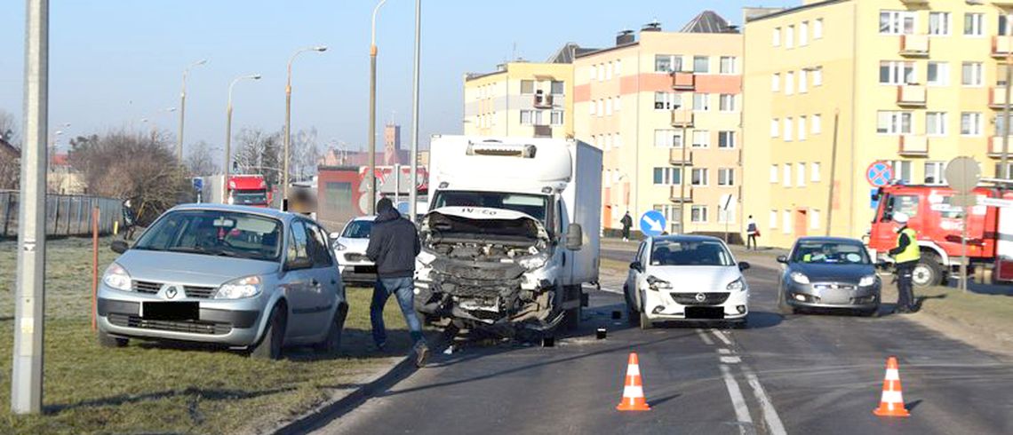 Wypadek z udziałem 4 pojazdów w Malborku . Uczestniczyły 4 auta - 3 osobowe i  1 dostawcze
