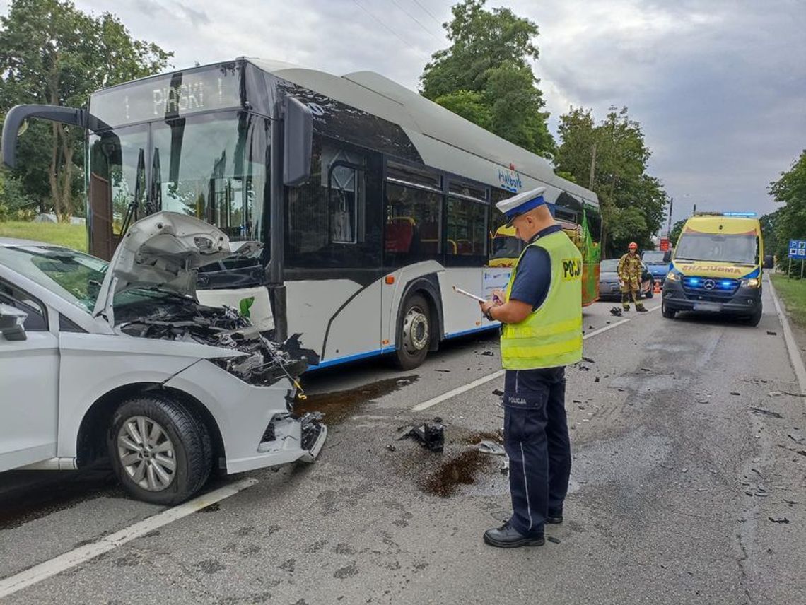 Wypadek z udziałem autobusu miejskiego i samochodu osobowego