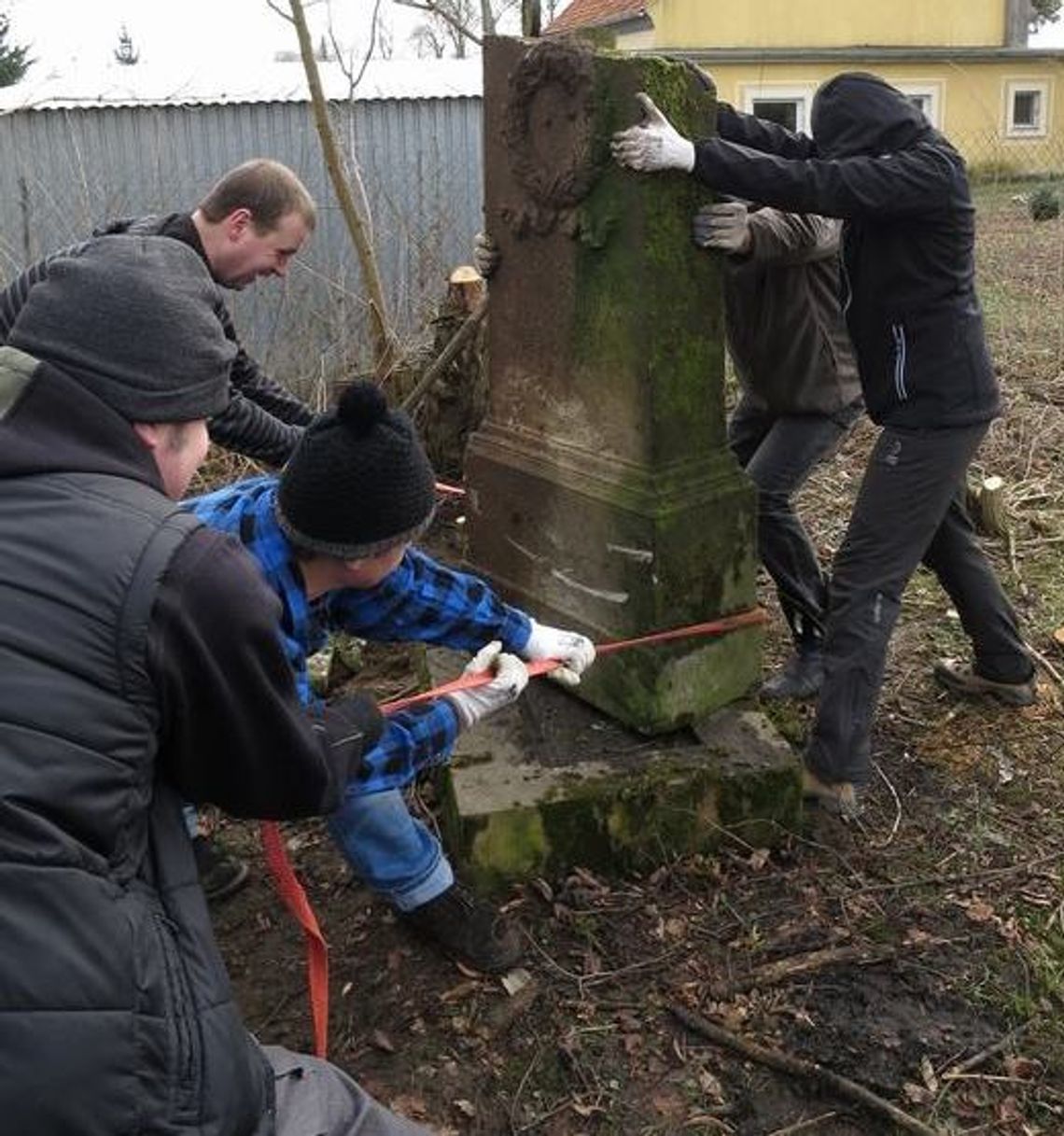 Z przyjaciółmi sprzątają cmentarz w Jasionnie