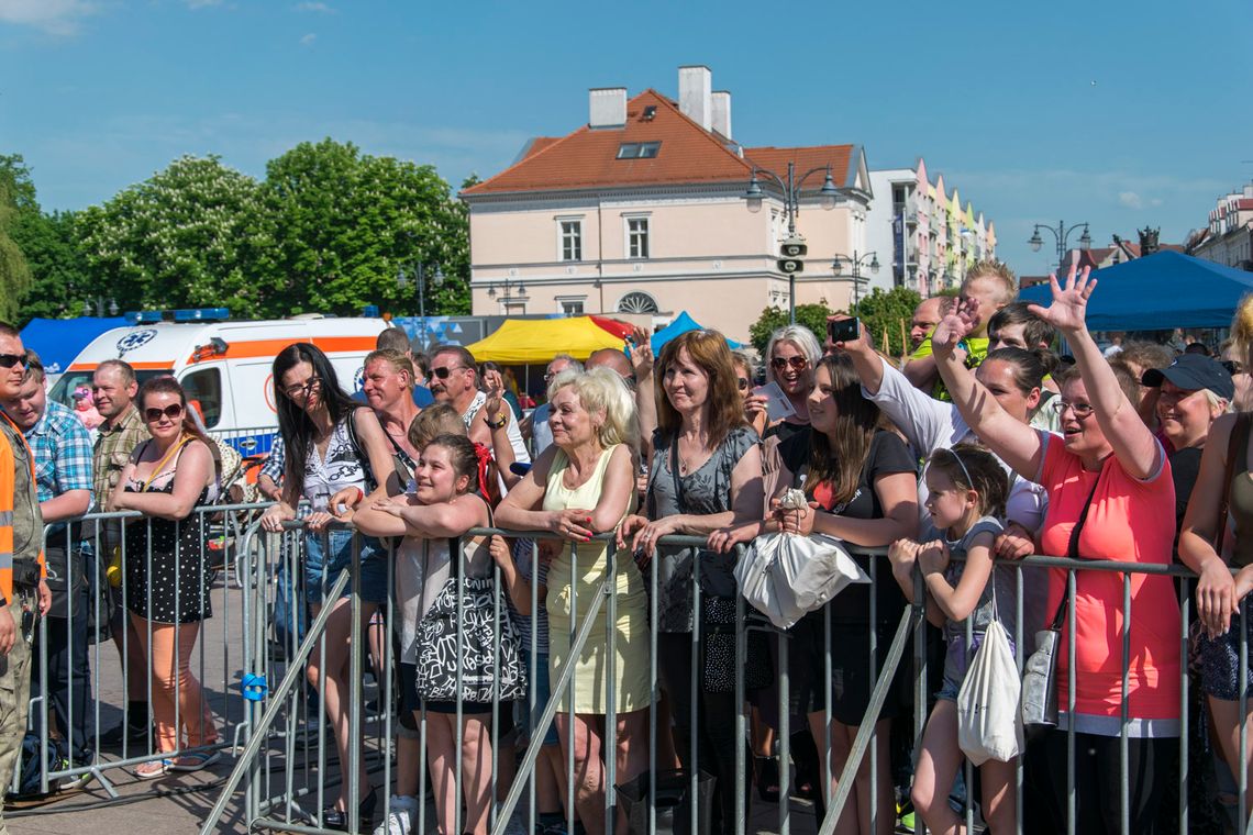 Zabawa w centrum miasta i uciekający pociąg