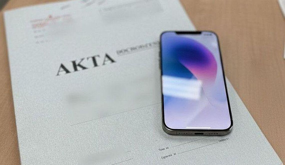 Zabrał cudzy smartfon i próbował się schować!