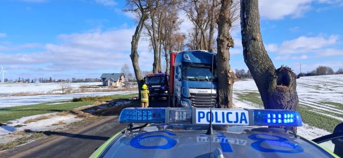 Zmienna aura nie wybacza błędów. Auto w rowie... Zmienna aura nie wybacza błędów. Auto w rowie...