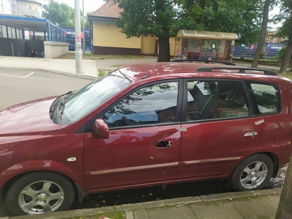 Zniszczył 5 samochodów na parkingu. Złapany na gorącym uczynku poniósł wysoką karę