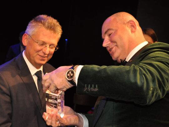 podziękowania Prezesa Spółki Krzysztofa Landowskiego dla Dyrektora wykonawczego Renault w Polsce - Tomasza Mroza podziękowania Prezesa Spółki Krzysztofa Landowskiego dla Dyrektora wykonawczego Renault w Polsce - Tomasza Mroza